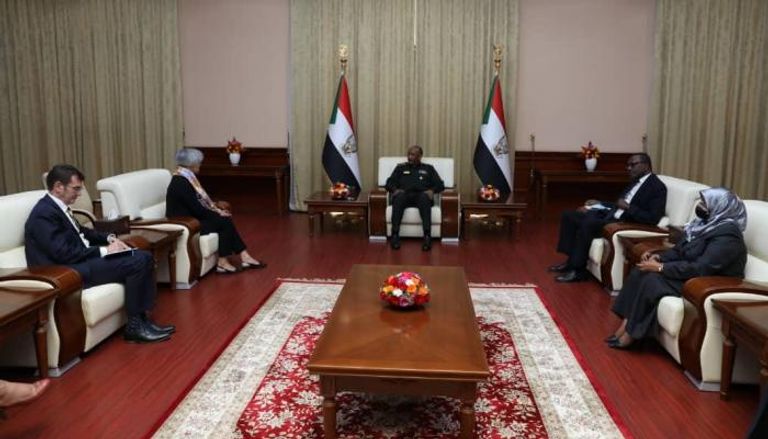 البرهان يرحب بمبادرات الحل